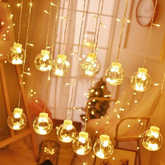 Guirnalda de Luces y Esferas Navideñas.