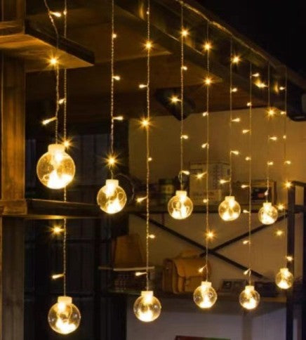 Guirnalda de Luces y Esferas Navideñas.